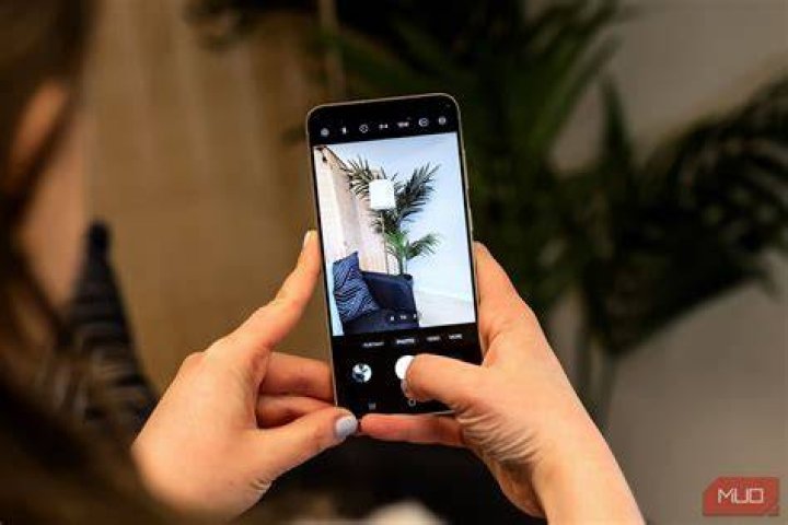 What are the camera features on Samsung?